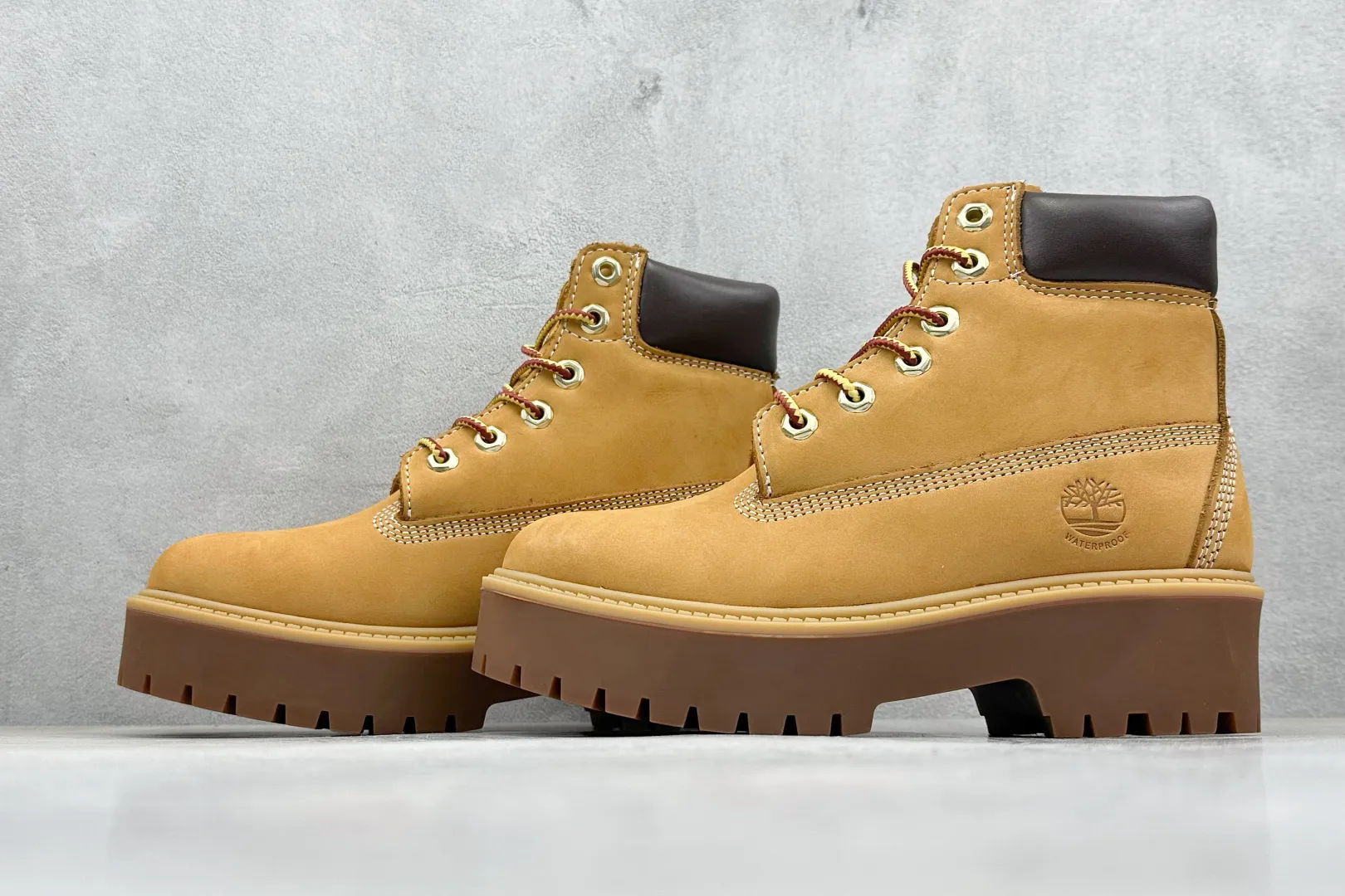 🐲💰 600 supports store Guangdong Zhongshan version of Timberland, which can’t be beaten / classic yellow high top [Female six-hole model 10361 Men’s seven-hole model 10061] Produced by OEM factory in Zhuhai, Guangdong. Orders shipped through a unified channel of Hong Kong purchasing agency. Consistent quality. Analysis of original authentic process. Imported waterproof frosted cowhide. Purple light logo anti-counterfeiting mark. Precise computer stitching. Four lines in parallel process. Dynamic waterproofing for 10,000 times of horizontal folding. Integrated Molding injection molding process (⚠️different from cold-bonded one-piece molding version) Rubber non-slip outsole is durable and wear-resistant Full genuine cowhide collar inner insole Equipped with anti-fatigue shock-absorbing honeycomb insole High comfort High practicality in daily life Classic, simple and easy to match Full set of cabinet packaging accessories Size: 35-40